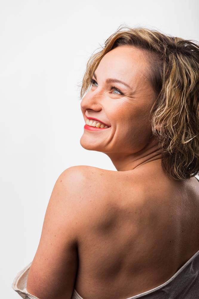 Marionettenfalten entfernen.