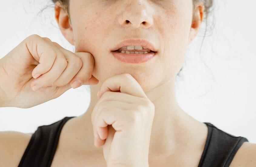 Hängebäckchen straffen ohne OP