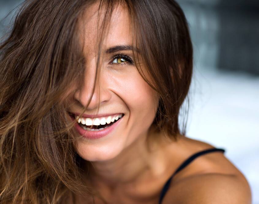 Strahlendes Lächeln dank Hyaluronsäure-Unterspritzung in Wien